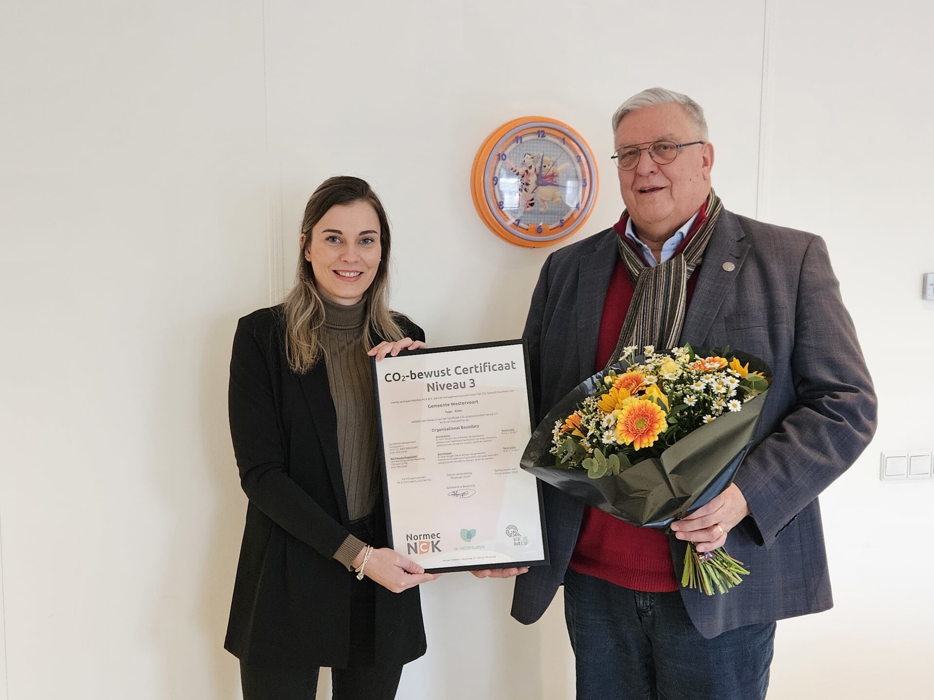Hans Sluiter ontvangt het certificaat van Joyce Wessels van Normec Certification B.V.