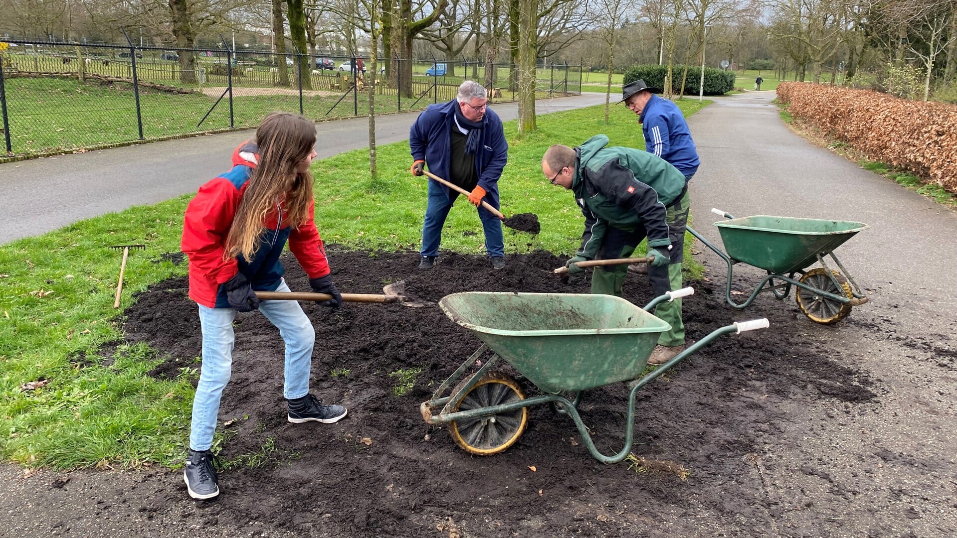 Burgemeester Bruls aan de slag met compost in Educatieve Natuurtuin Goffert tijdens NL Doet.