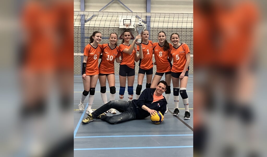 Het eerste volleybal kampioen's team Tweestroom C 1 met trainer coach. (foto: Harry Rensen)