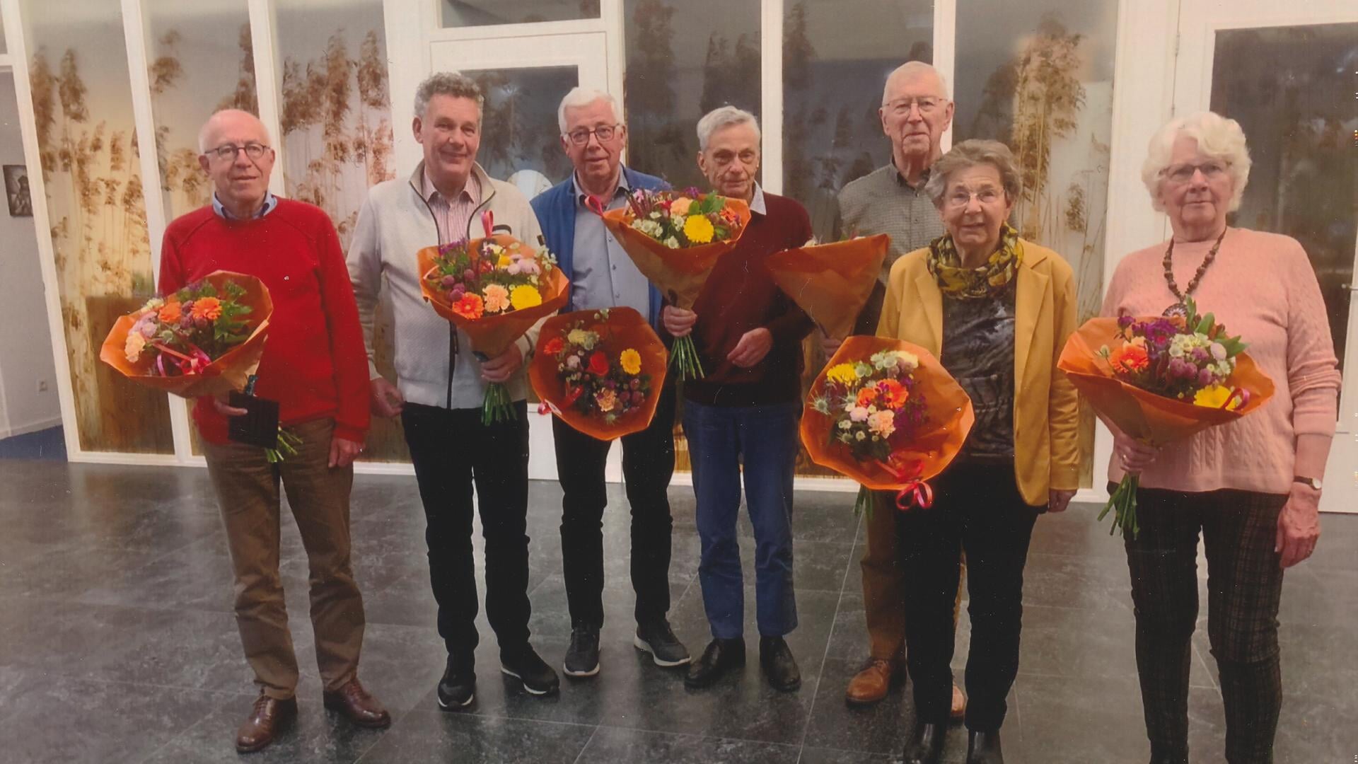 De jubilarissen Jan van de Ven, Theo Weghorst, Piet Wagenaar, Mariet Willemsen en Ans Oosterink. Afscheid namen Nol van den Brink en Harry van Merm. (foto: Harrie de Beijer)