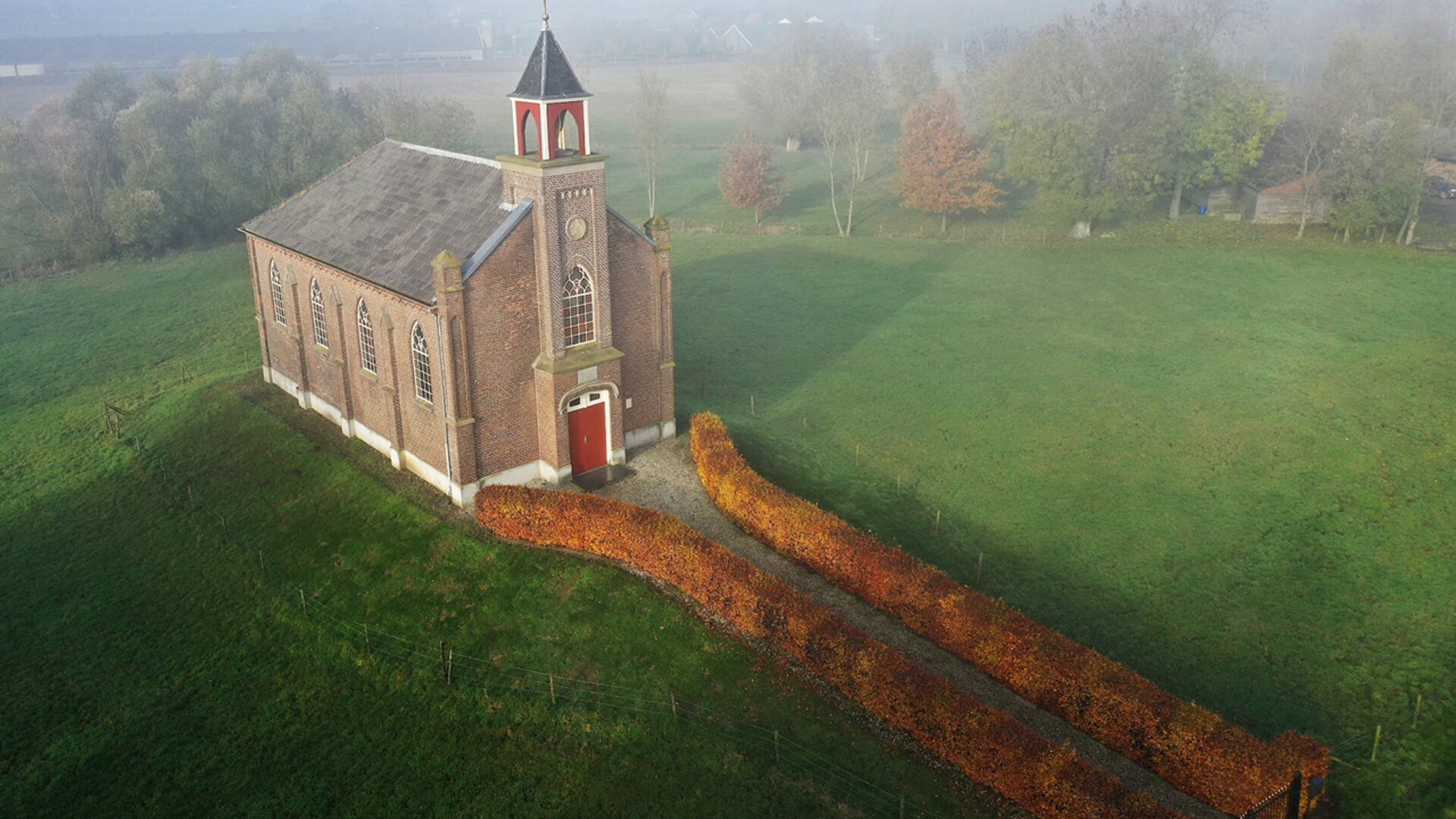 HOMOET – Het piepkleine terpkerkje (1869) in het Betuwse buurtschap Homoet in de mist. De kerk is eigendom van de Hervormde gemeente Valburg-Homoet en wordt iedere eerste zondagochtend van de maand nog gebruikt voor de eredienst.