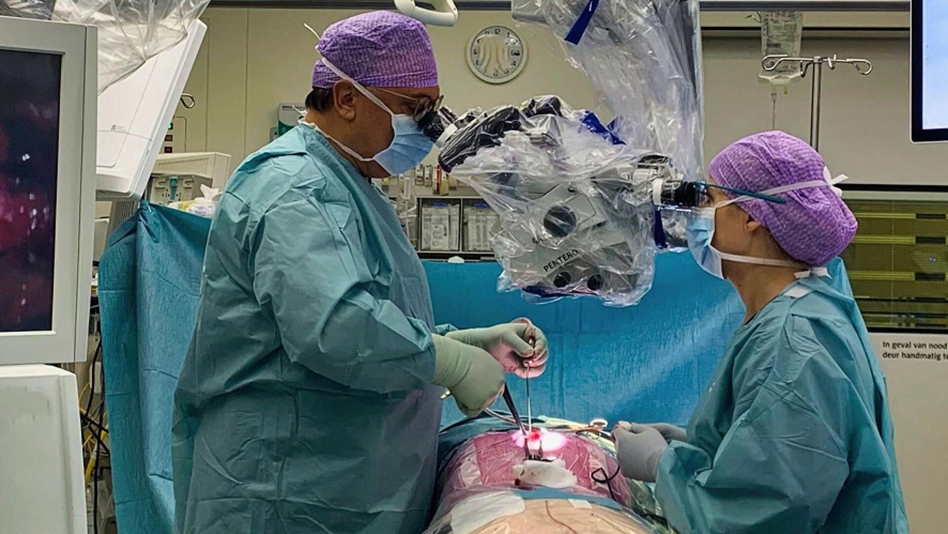 Neurochirurg Erkan Kurt bezig met de implantatie van de neurostimulator.