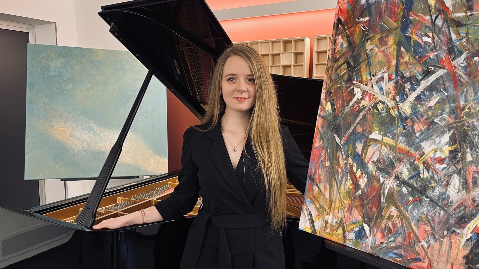 Pianiste Nicole Rudi verklankt en schildert muziek van componist Franz Liszt.