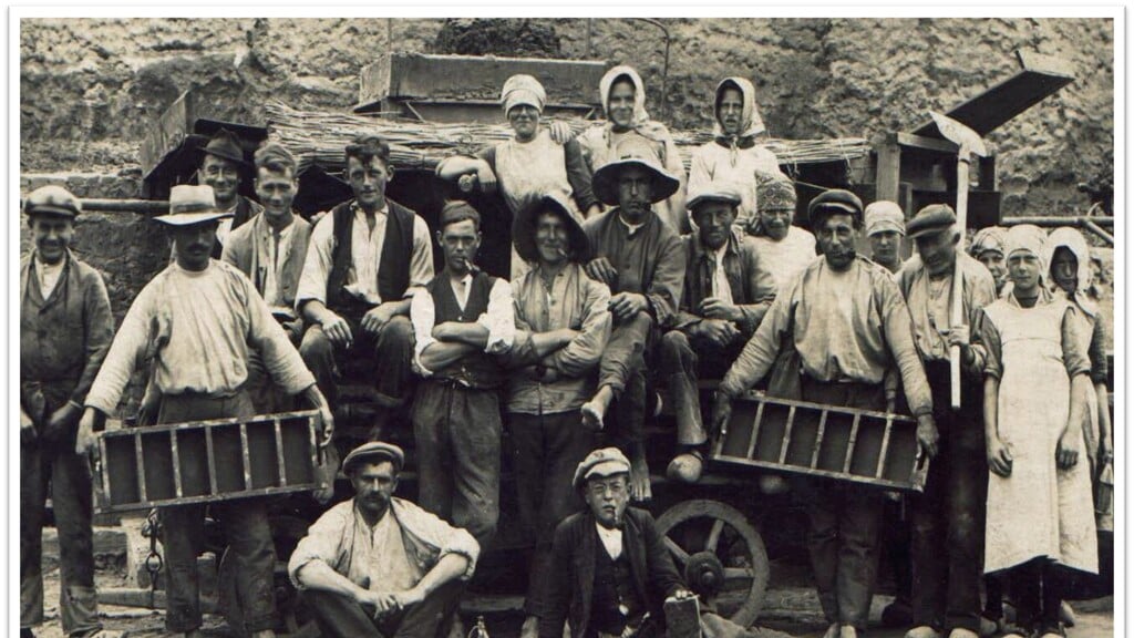 Steenarbeiders bij een steenfabriek. 