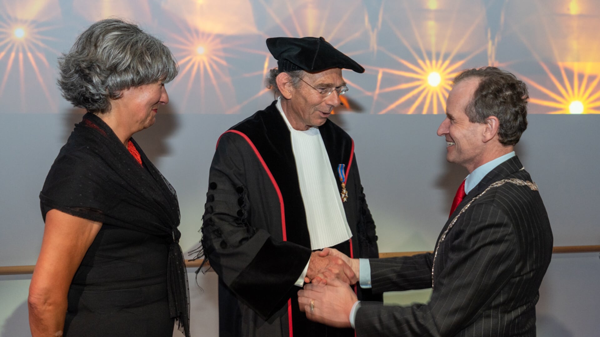 Burgemeester Slinkman reikt de hoge onderscheiding uit aan Professor Doctor van Goor. 