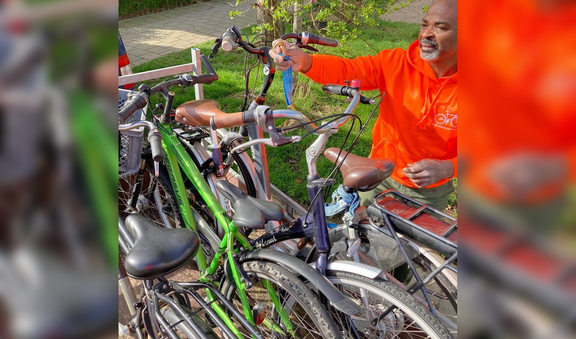 Vrijwilligers van het Fietsenproject 'Met een fiets doe je mee' tijdens een #FietsDonatieDag ophaalronde,
