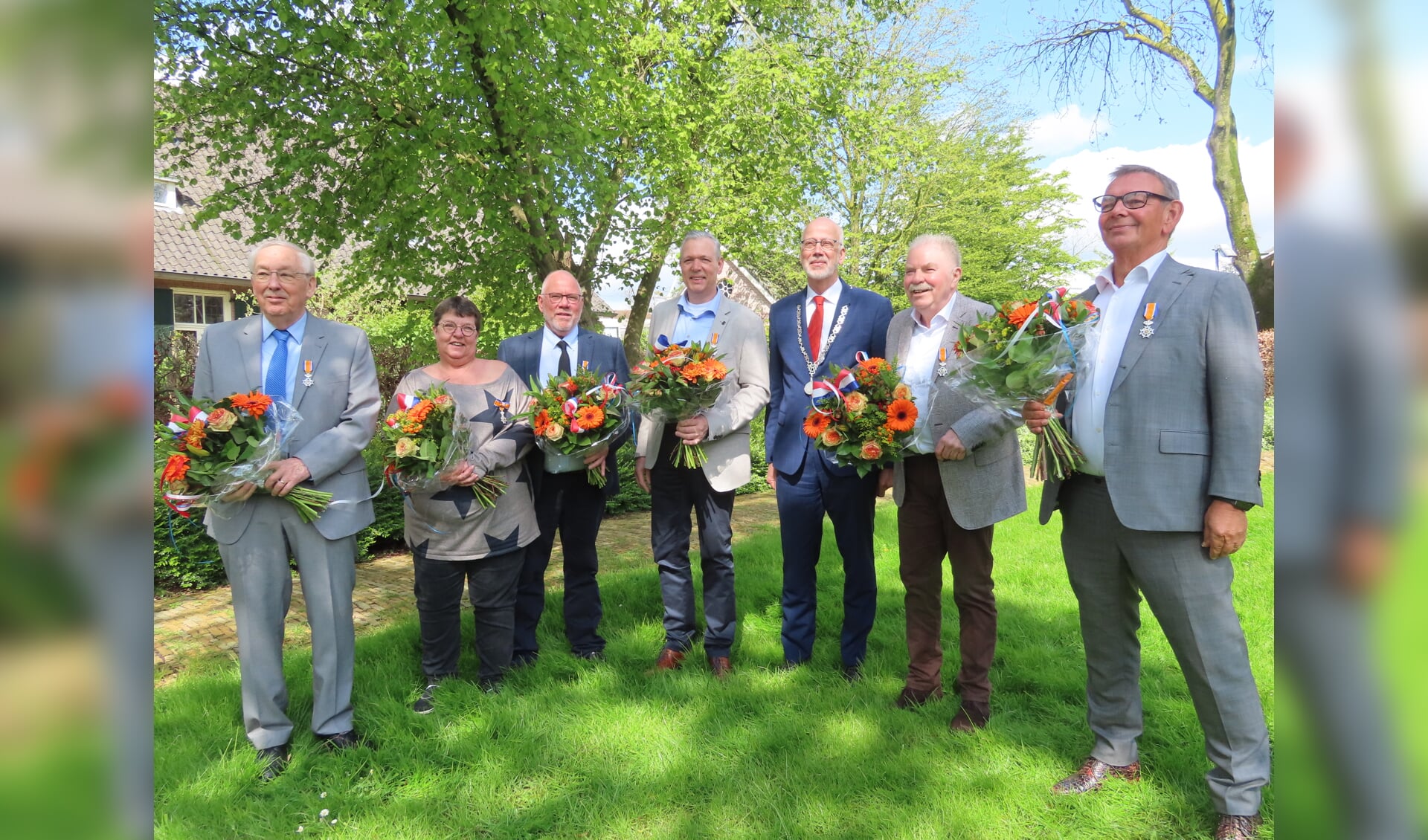 Ad Bleumink, Ria en Henny Helmig, William Boekhorst, burgemeester Arend van Hout, Frans Brink en Edwin Peters