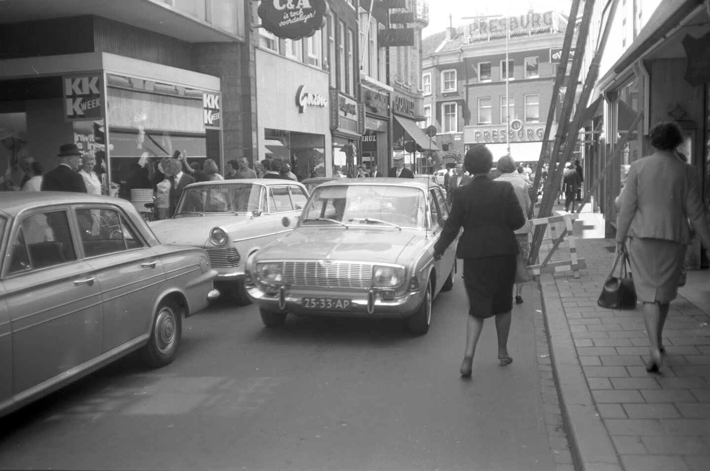 De Roggestraat in het centrum van Arnhem rond 1970. Je kon met de auto vrijwel overal in Arnhem komen, zelfs midden in het centrum. 