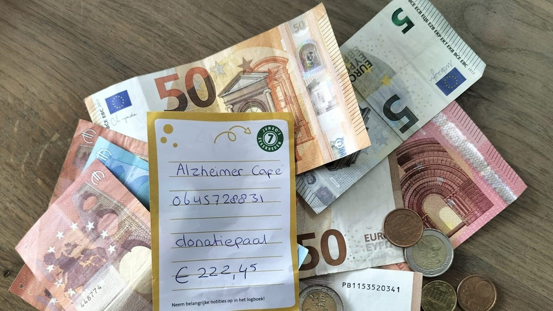 Flessengeldactie voor het Alzheimer Café Lingewaard in de Jumbo. (foto: Viëtor)