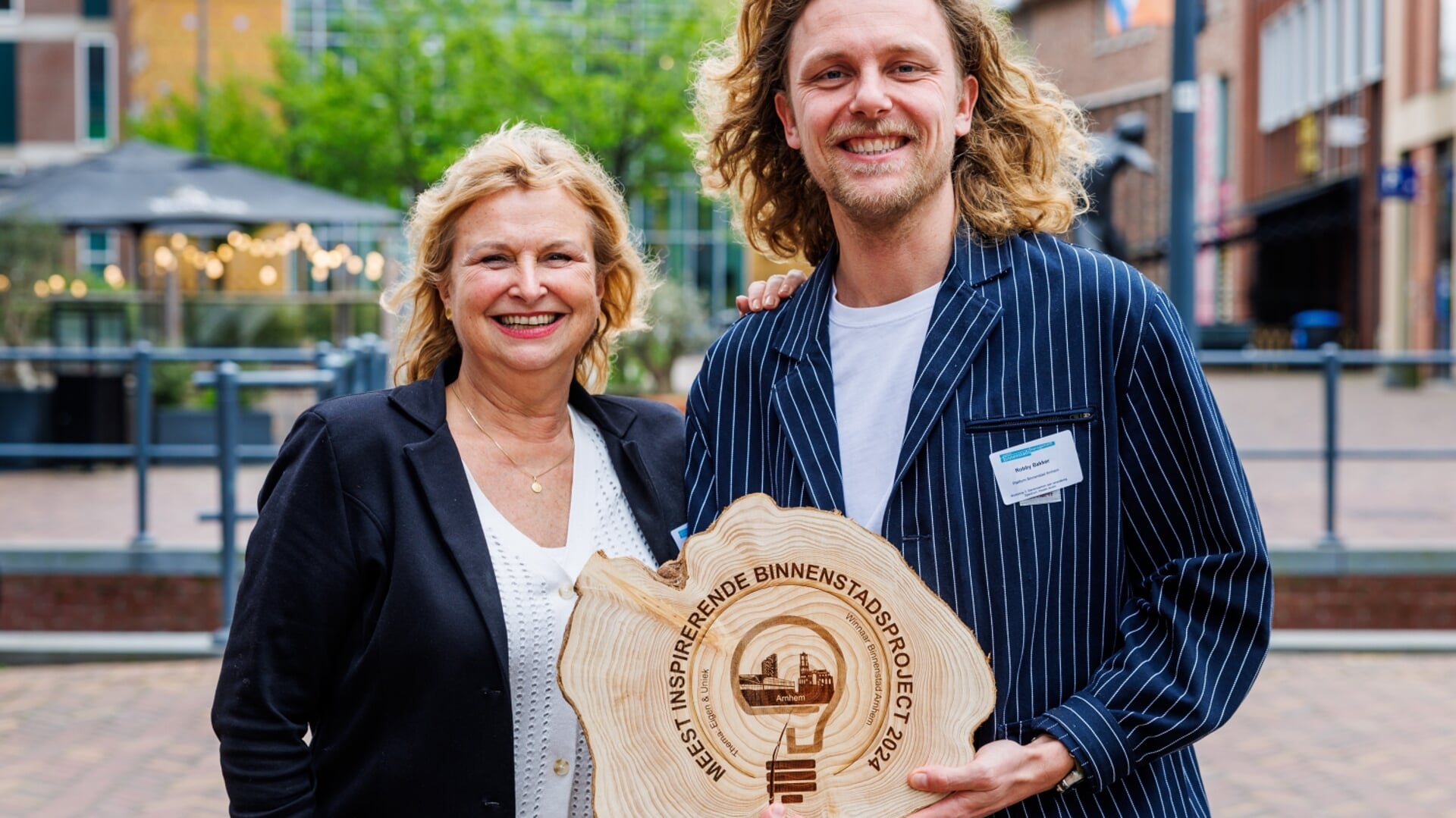 Marian van Hooij en Robby Bakker van Platform Binnenstad Arnhem tonen trots de prijs.