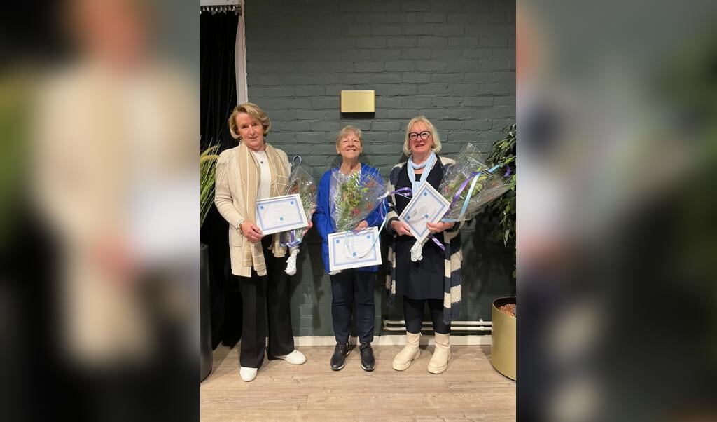 Dya Verboom, Corrie de Lange en Ariënne van der Klift benoemt tot erelid van dorpsvereniging Echteld.