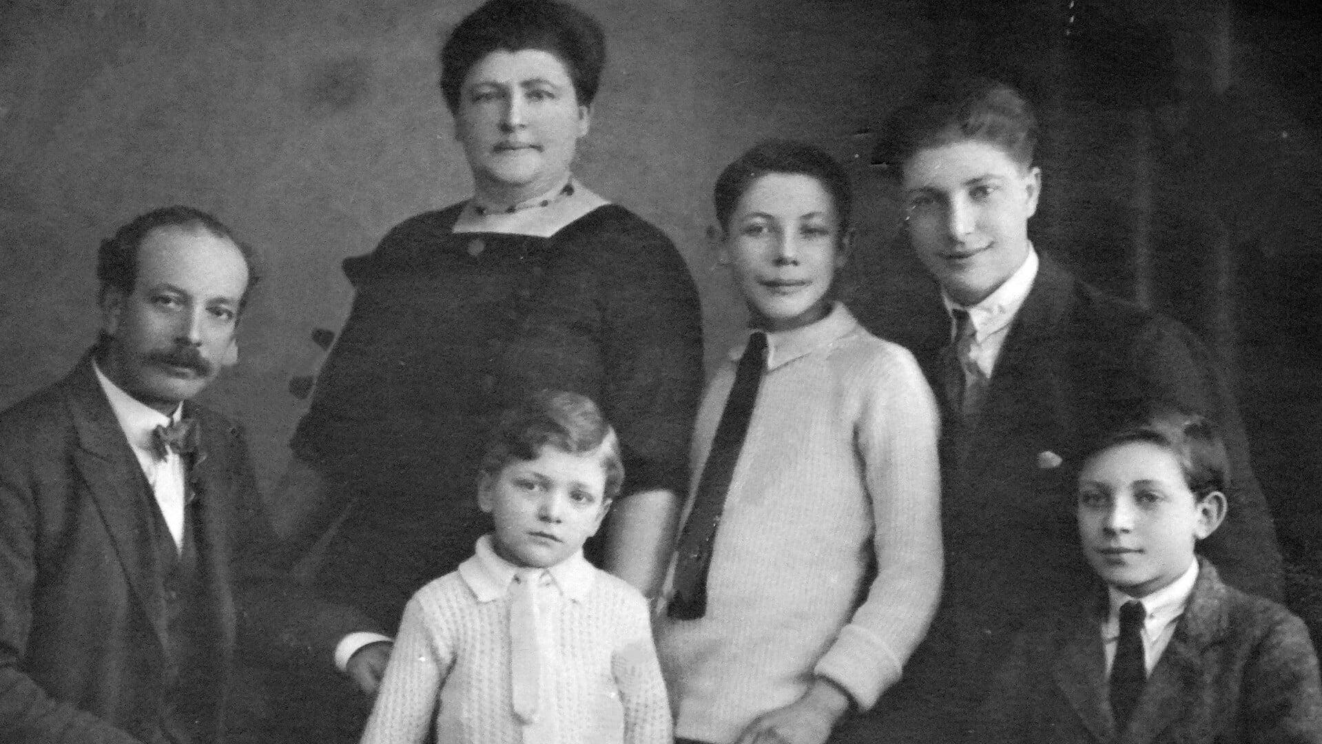 De familie Pels (St. Stephanusstraat 151), v.l.n.r. Nefthalie, Eva, Israël, Dries, Simon en Nathan, ca. 1925. 