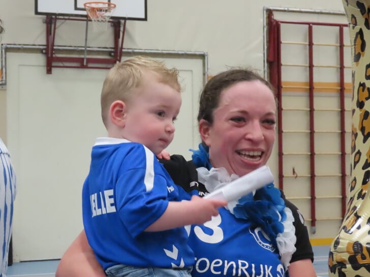 Melle viert het feestje mee met mama Bauke