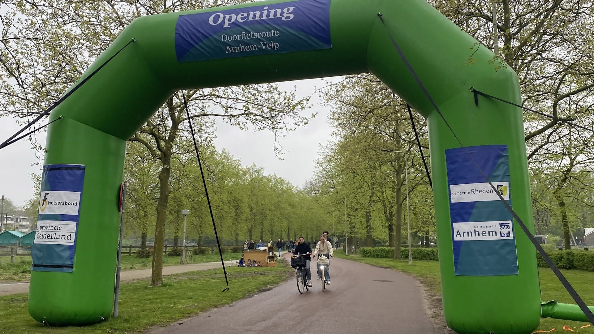 De doorfietsroute Arnhem-Velp is op 11 april officieel geopend.