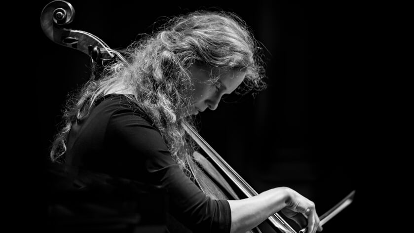 Mariëtte Freijzer speelt op cello.
