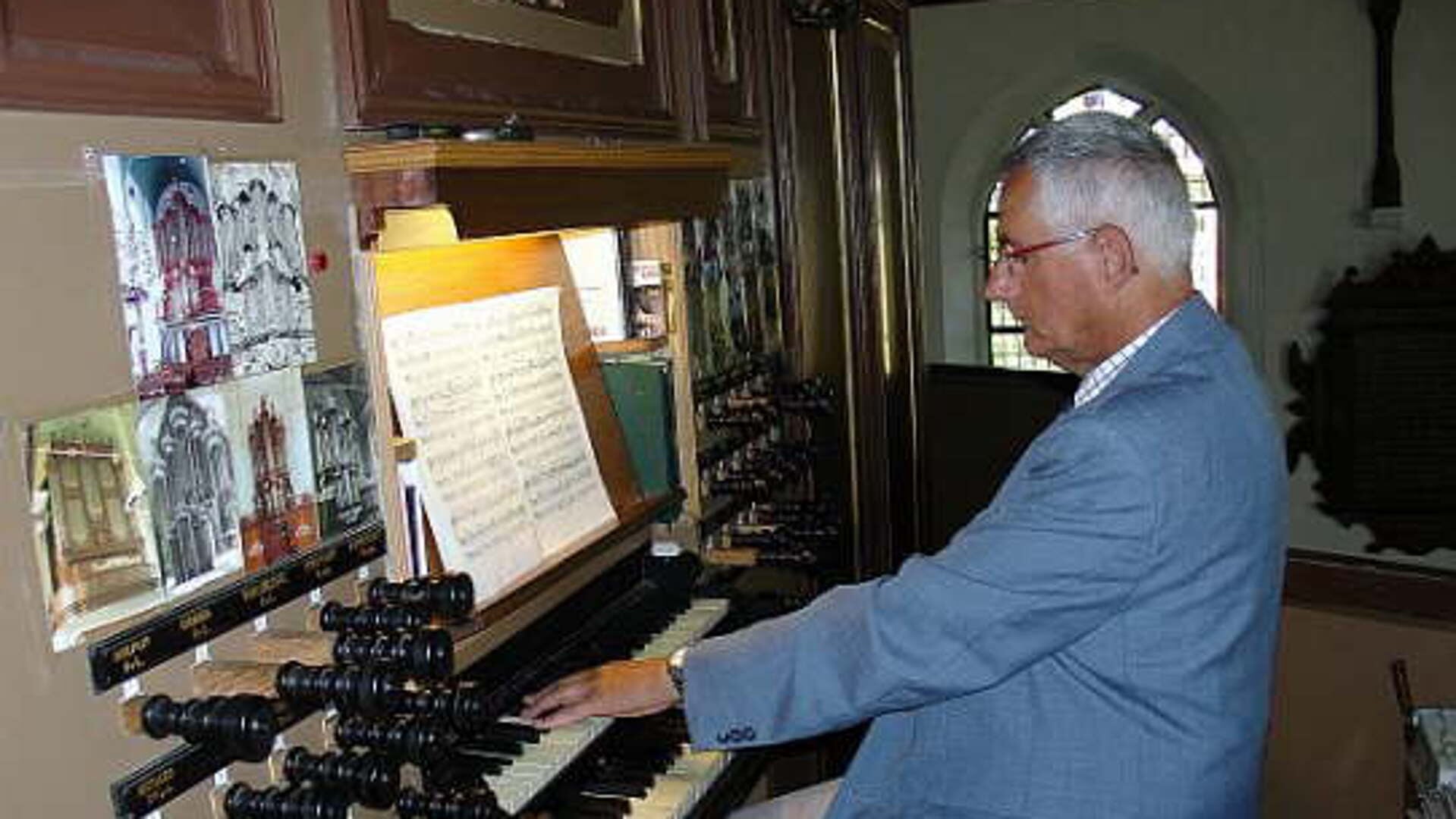 Jan van Westenbrugge achter klavieren Bâtz-Witte orgel Herv. kerk Wateringen.