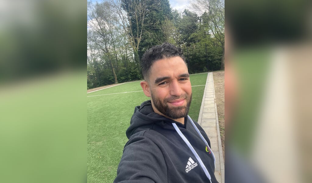 Jongerenwerker Mohamed bij het voetbalveldje.