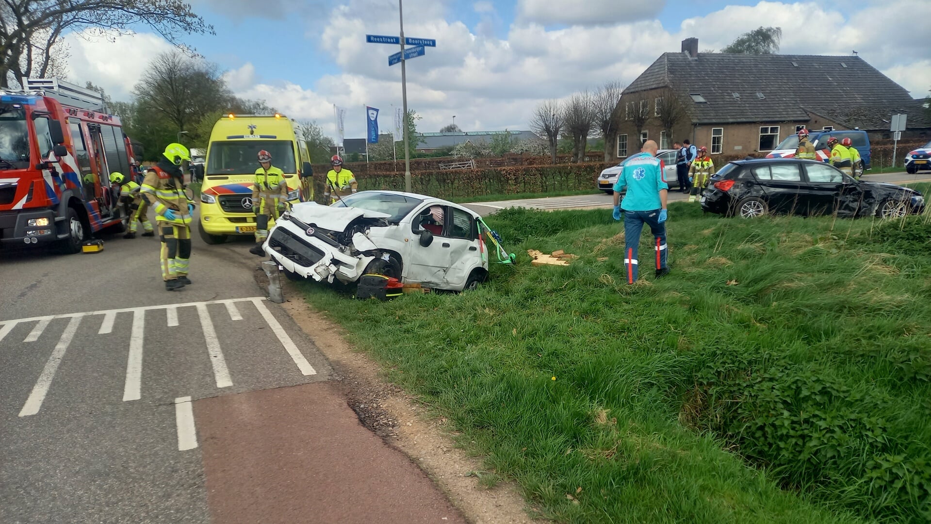 Beide auto's zwaar beschadigd op ongevalskruising op De Horst. 