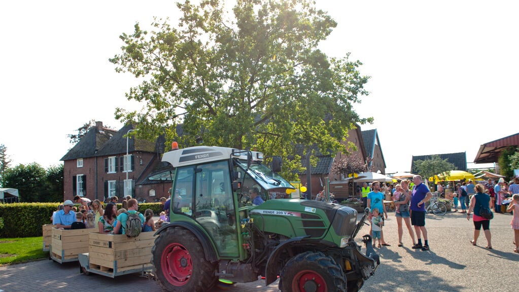 Met het treintje de boomgaard in. (foto: De Woerdt Ressen)