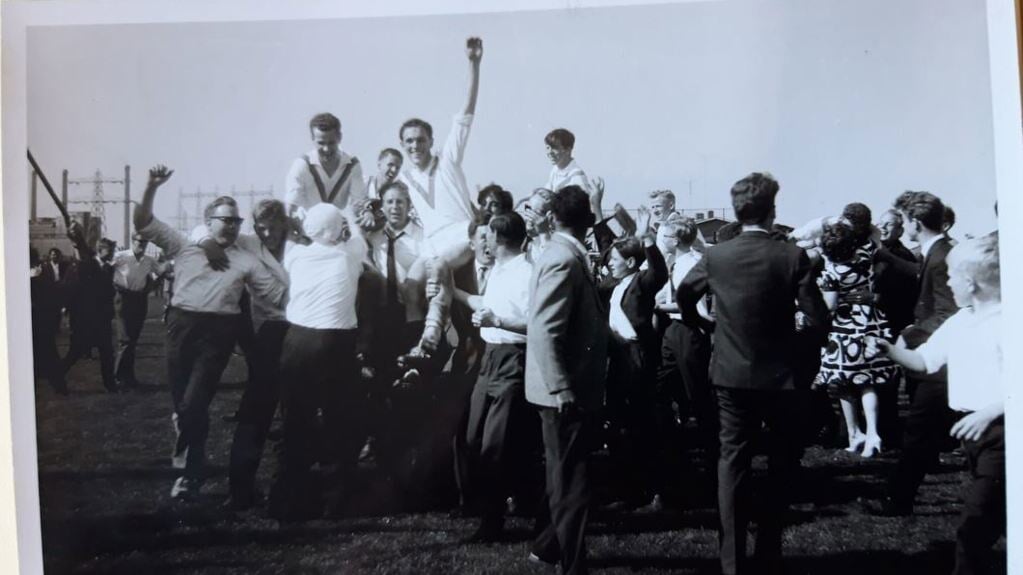 1963 Kampioenschap spelers op de schouders na de beslissingswedstrijd in Nijmegen.jpg. 