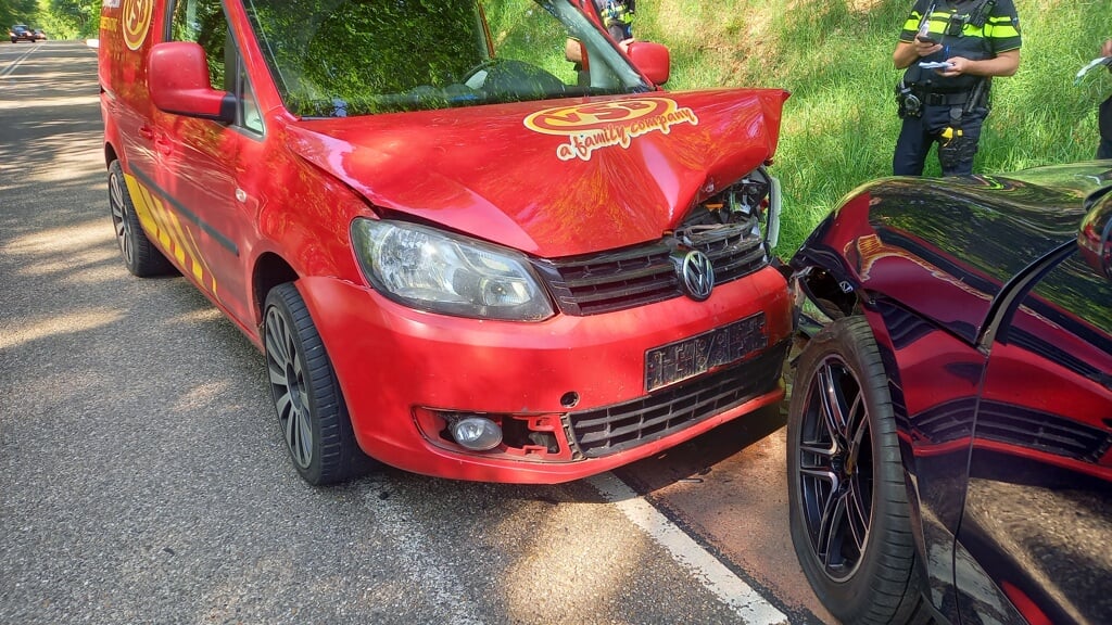 Beide auto's zwaar beschadigd. (foto: Joop Verstraaten)