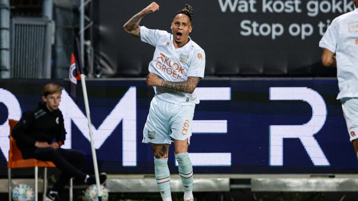 Tjaronn Chery viert zijn tweede doelpunt tijdens de wedstrijd Excelsior Rotterdam - NEC op 6 mei 2024. 