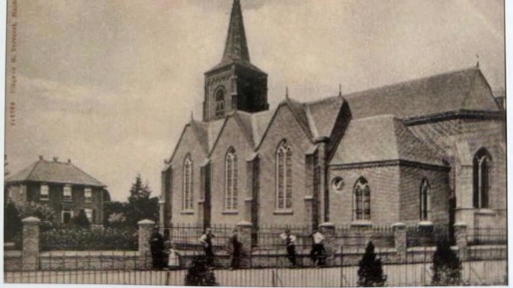Ansichtkaart oude kerk en pastorie Malden, gemaakt voor Tweede Wereldoorlog. 
