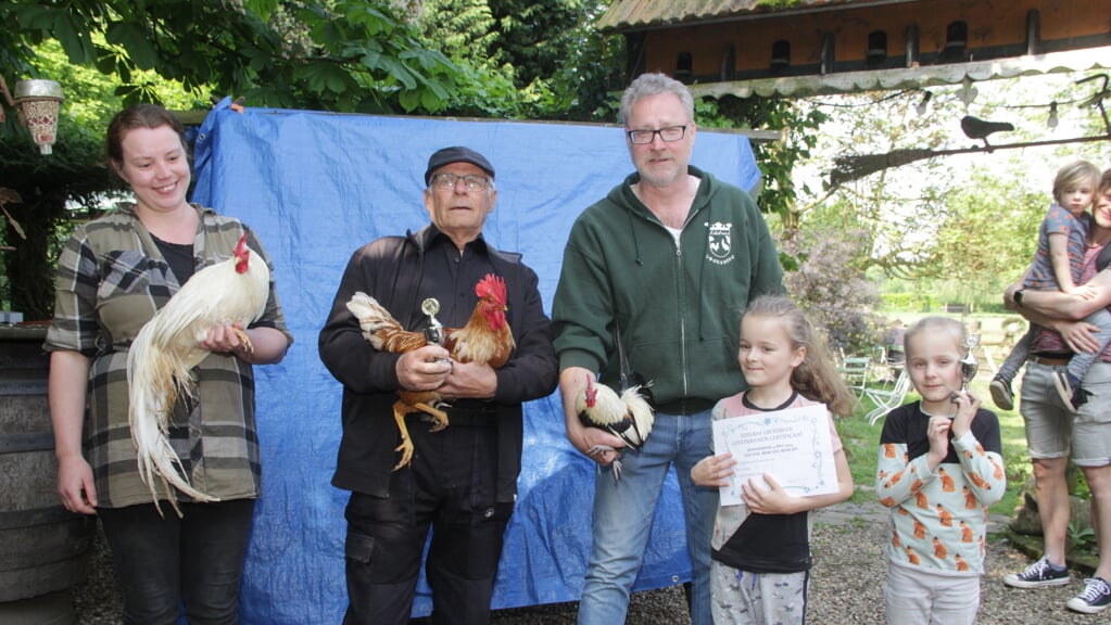 De winnaar van de hanenkraaiwedstrijd; in het midden Erik Weijers voorzitter Edelras. (foto: Peter Hendriks)