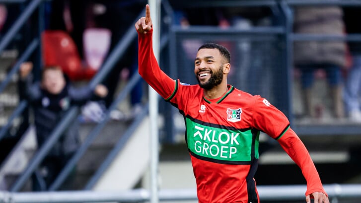 Sylla Sow viert zijn doelpunt tegen PSV.