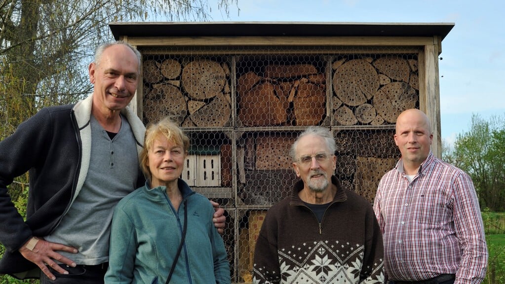Van links naar rechts: Aloys Lorkeers, Annette Willemen, Dirk Visser en Victor Mensing bij bijenhotel op ’t Lingeweitje. 