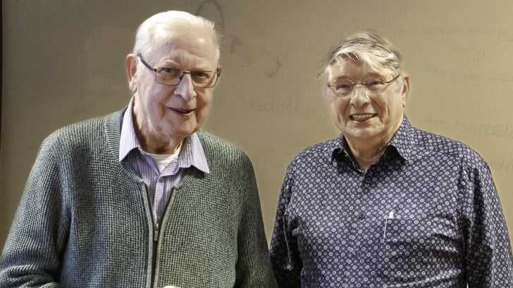 Mathieu Spijkers (oudste koorlid: 88 jaar) en Wim Schiltmans (langste koorlid: 60 jaar).
