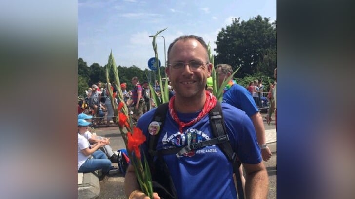 Peter Pieters met de welverdiende gladiolen.