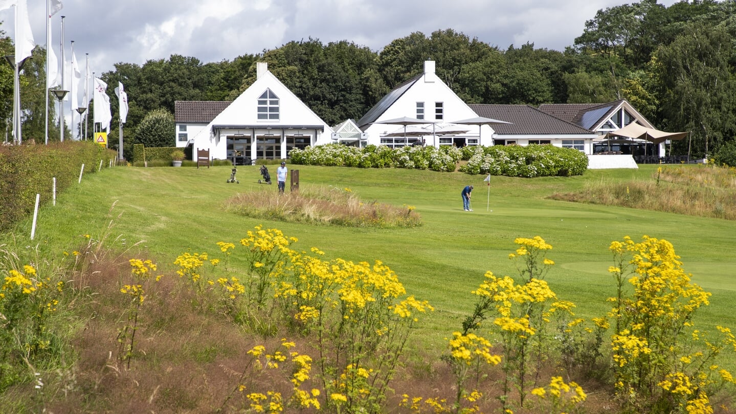 Clubhuis/Restaurant met oefenholes Golfbaan Het Rijk van Nijmegen. (Foto: Koen Suyk)