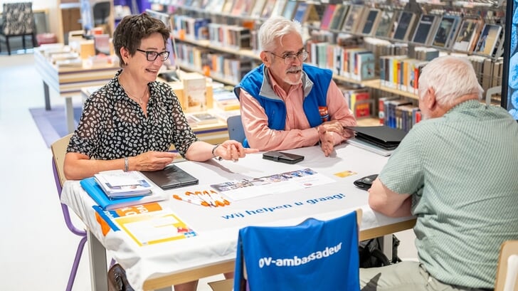 OV-ambassadeurs geven uitleg. 