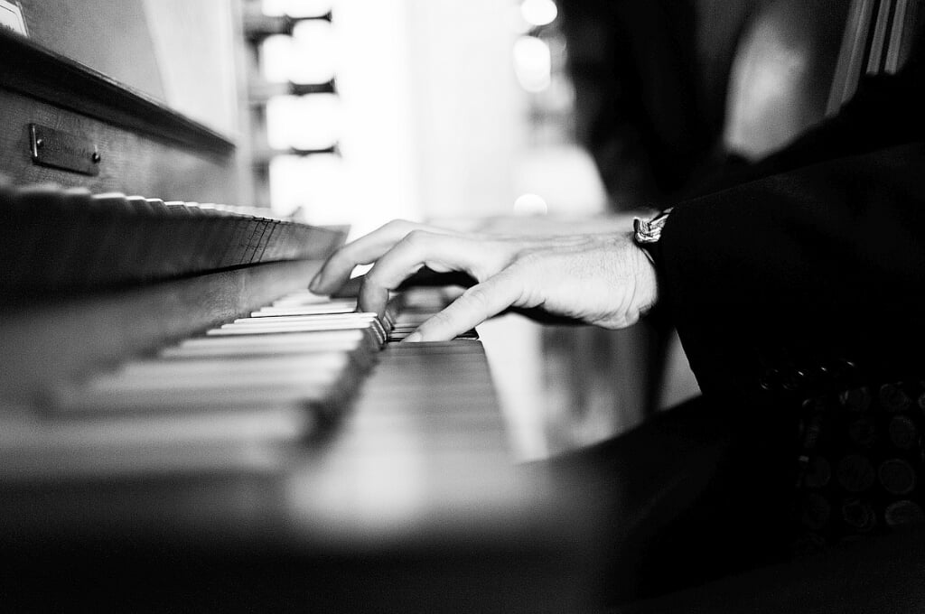 De handen van organist Berry van Berkum op de speeltafel. (foto: Steven Kamperman)