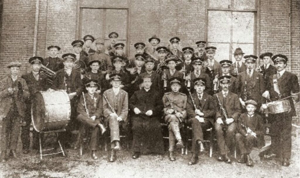 Oprichter Kapelaan Stef Walters (midden) met zijn Sint-Caecilia in 1916. (foto: Archief St.Caecilia)