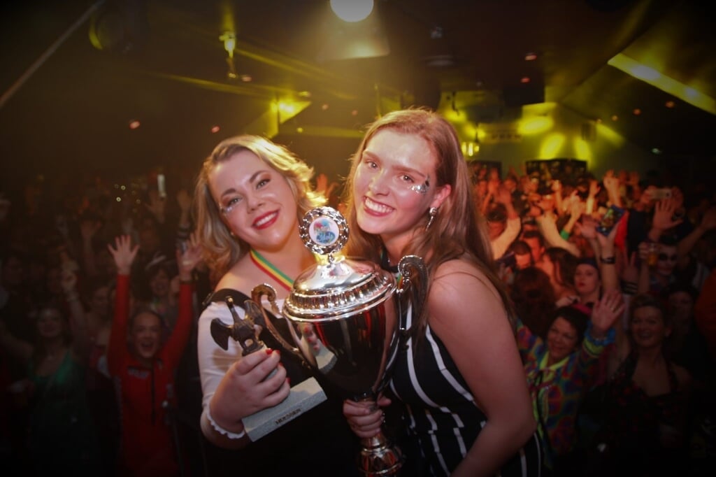 De winnaars van Carnaval Idols 2020, Femke Kempkes (links) en Julia Gerritsen als Maan en Tabitha. De hilarische talentenjacht gaat in 2021 -coronaproof- door, Nieuwe zangtalent is nog welkom. (foto: Benno Arends)
