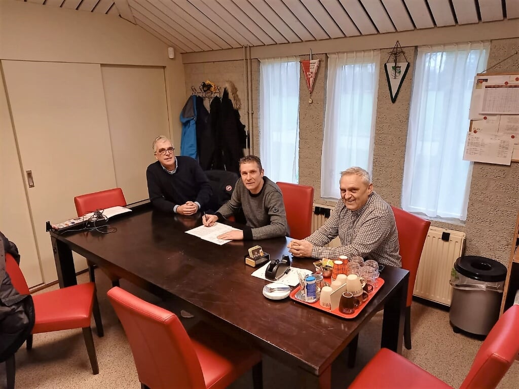 Van links naar rechts: Johan Leferink, penningmeester Henny Queens, trainer Paul Noij Wedstrijdsecretaris. (foto: Remco Kroes voorzitter)