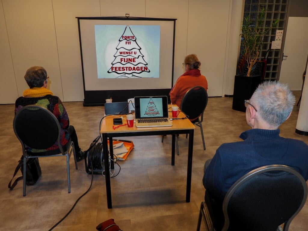 De deelnemers van Fotoclub Extra hebben les in De Wieken op woensdag 2 december, uiteraard op anderhalve meter afstand. (foto: Railgoed.nl)