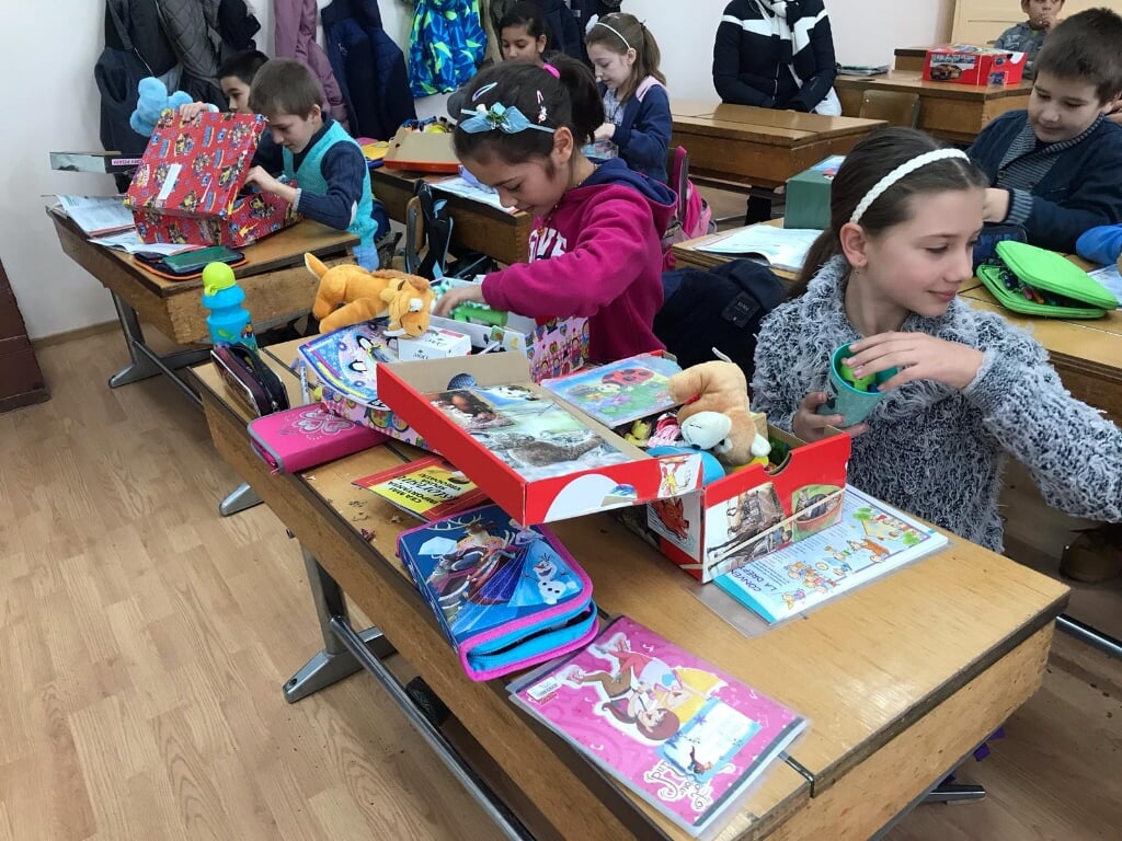 Uitdeling op een school in Roemenië december 2019. (foto: Lobke van Veenendaal)