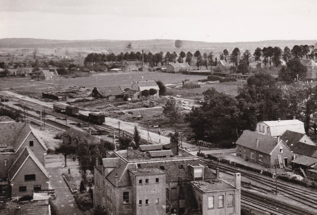 Op de voorgrond het fabrieksgebouw gezien vanuit de toren aan de Kerkstraat in 1946 door A.Luijben. (Collectie GGD). (foto: Archief Gerrie Driessen)