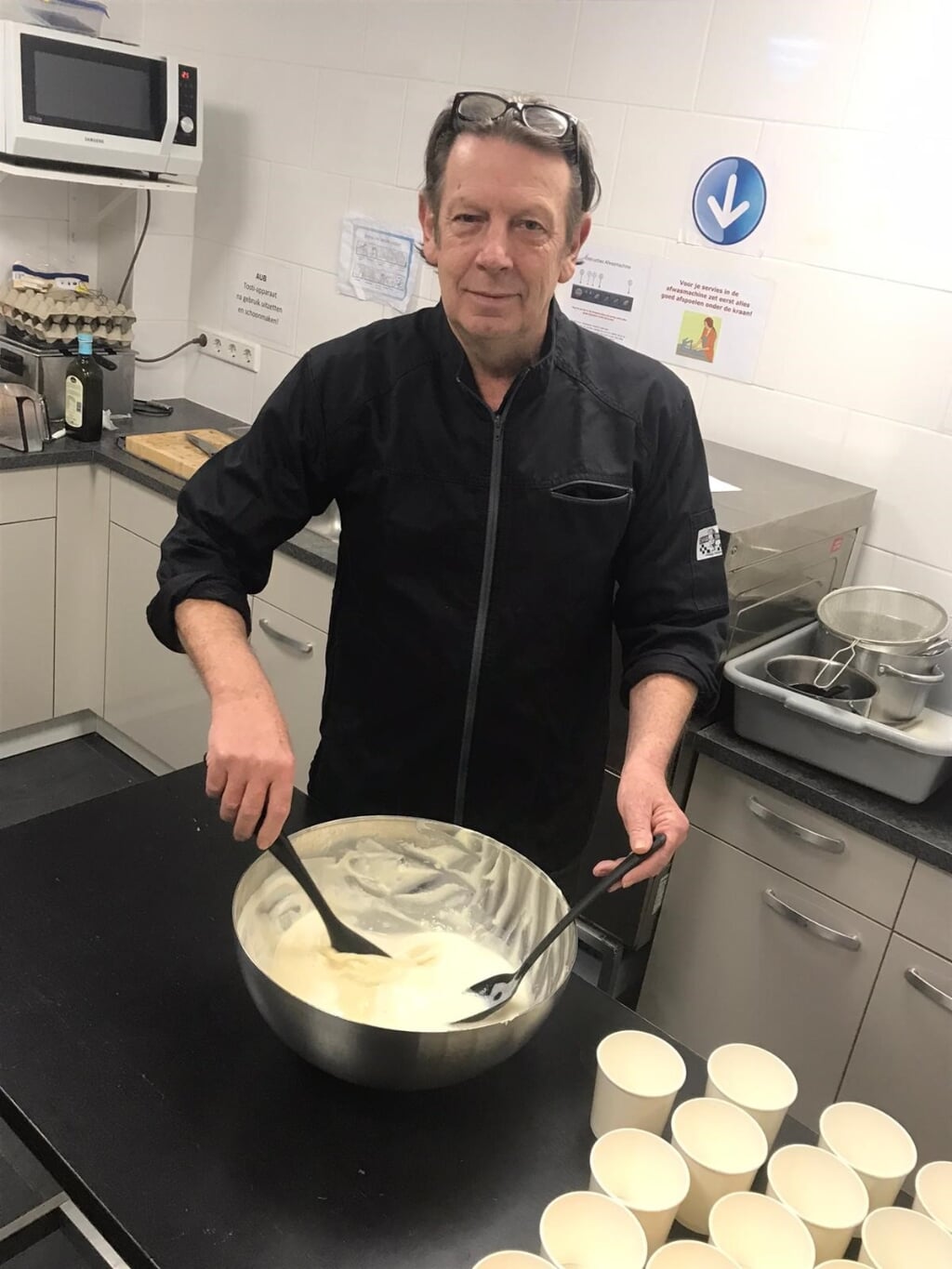 Chefkok Willem Cornelissen kookt budgetmaaltijd. (foto: Runak Sharaf)