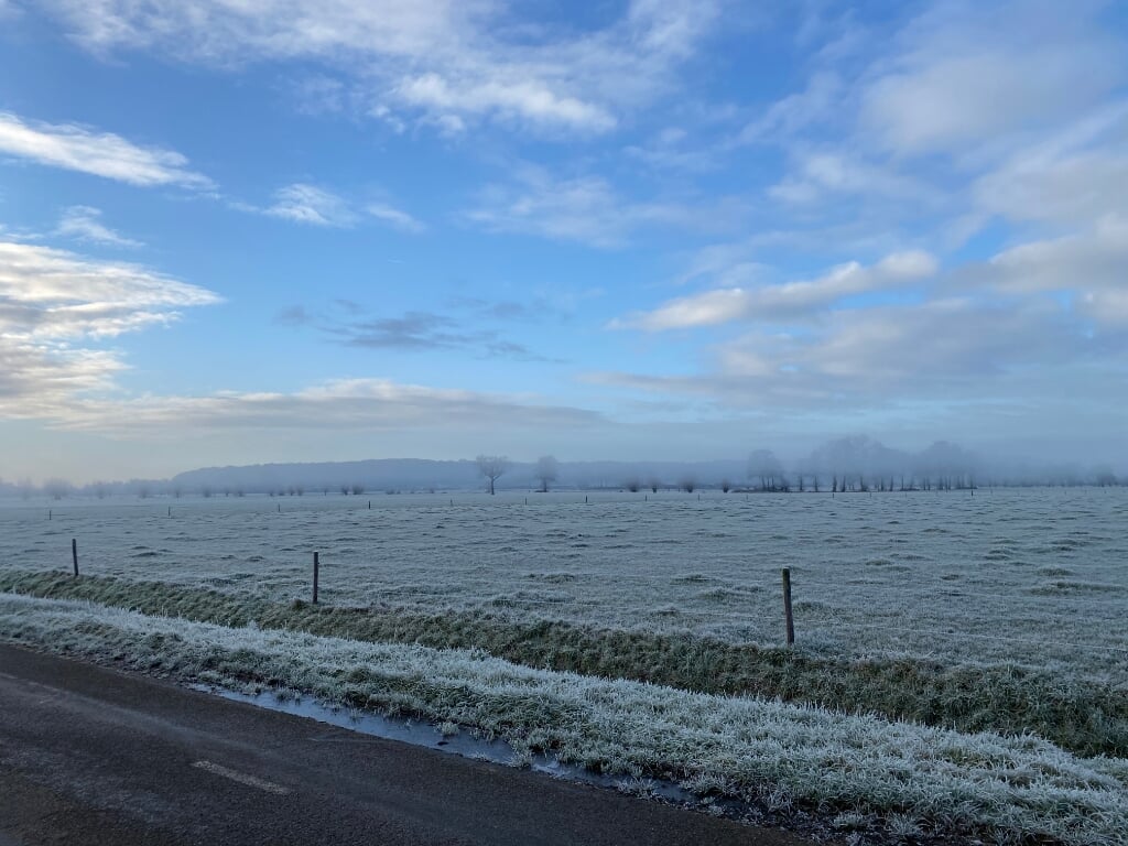 Rijp op de velden geeft een winters uitzicht. (foto: Erik Strijdhorst)
