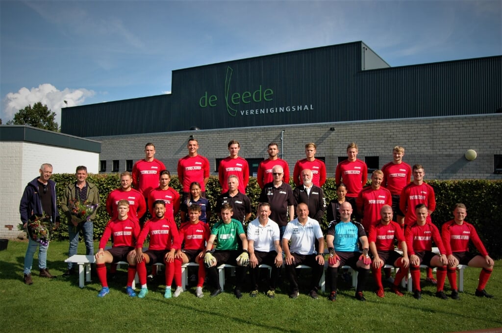 Kesteren 1 met links de sponsoren, de heren Van Veen en Van Eldik. (foto: TJ)
