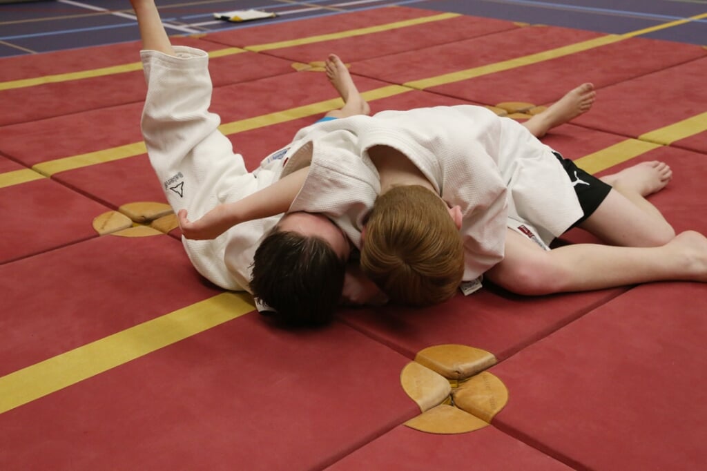 Twee judoka’s tijdens een judoclinic. (foto: Henny Brinkhof)