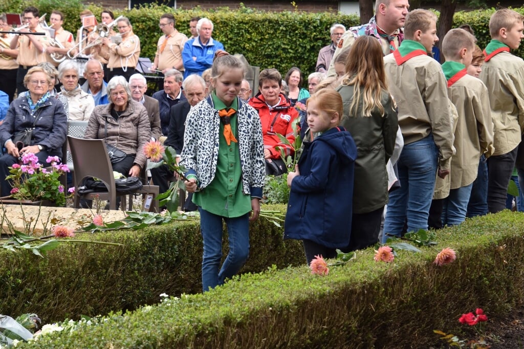 Jonge Zandse Scouts leggen bloemen. (foto: Wim Woudt)
