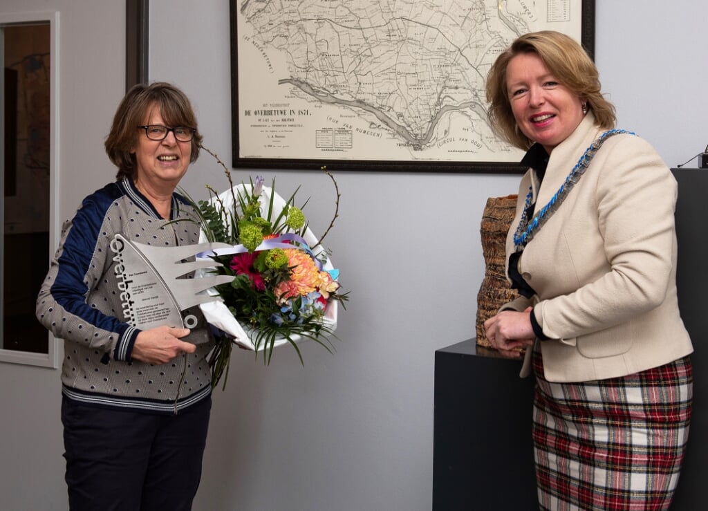 Vrijwilligster Jeanne Verdijk en burgemeester Patricia Hoytink-Roubos. (foto: Gemeente Overbetuwe)