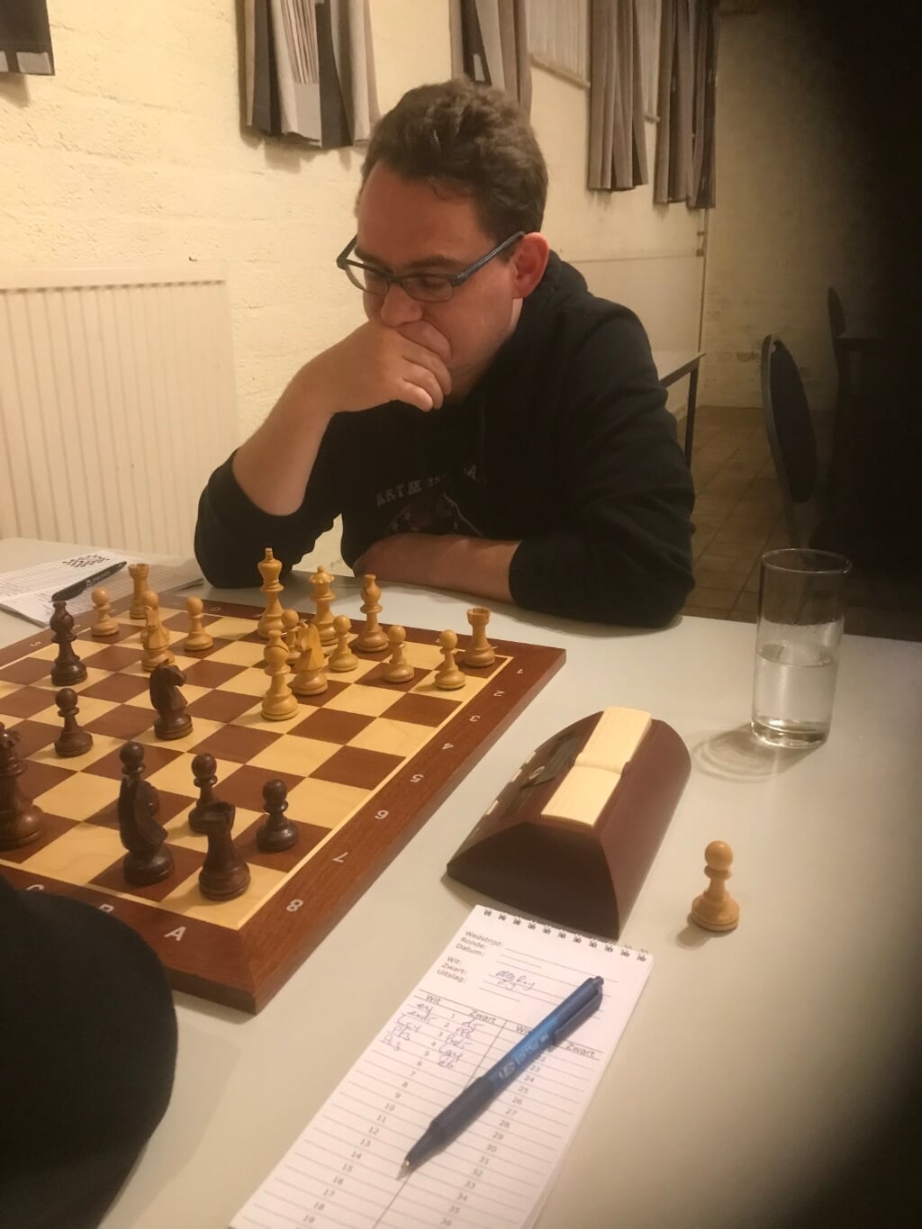 Roy van Esch, de nieuwe ster bij de schaakvereniging Mook. (foto: Huub Blom)