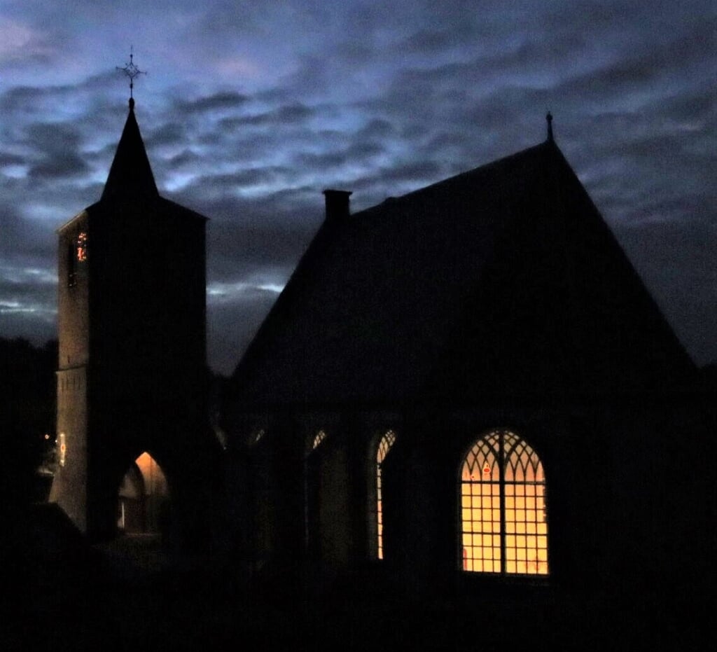 Kerk van Gendt bij avond. (foto: de heer E. van der Linden)