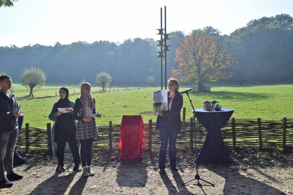 (V.l.n.r.) Nabil Zahti, Zainab Amraoui, Sara Amraoui en Carianne van Dorst bij de onthulling van Abstract Object (1967-2023) in het Openluchtmuseum. (Foto: Asmae Amraoui) 